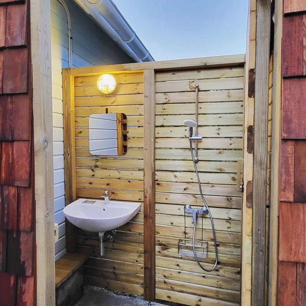 How to Design an Outdoor Bathroom for Pool